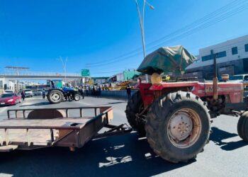 Cuarto día de bloqueos; productores de frijol no cederán hasta que se abran centros de acopio