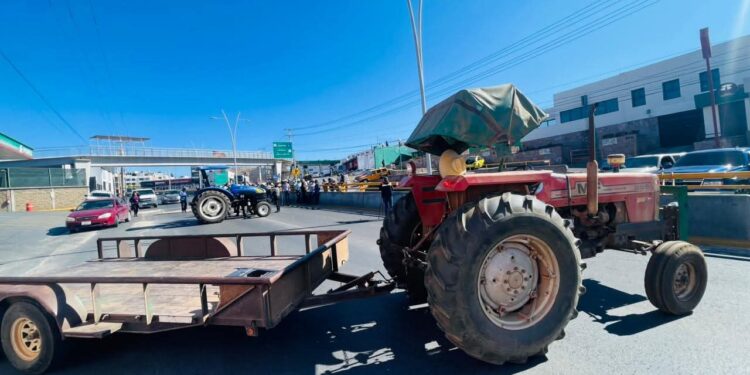 Cuarto día de bloqueos; productores de frijol no cederán hasta que se abran centros de acopio