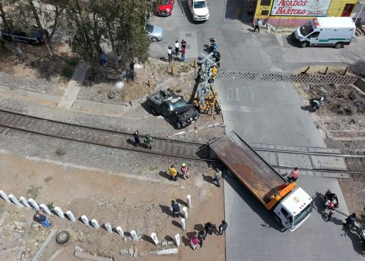 Impacta tren a camioneta, por intentar ganarle el paso en la vía
