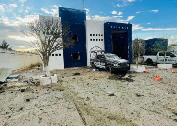 Atacan con explosivos la comandancia de Luis Moya; hay tres policías heridos