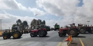 Transportistas de La Corona encapsulan tractores de productores; bloquean caseta de Calera