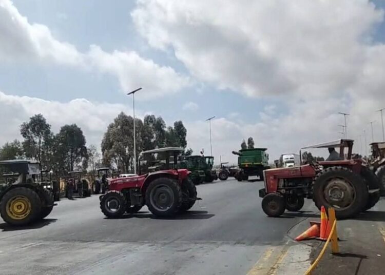 Transportistas de La Corona encapsulan tractores de productores; bloquean caseta de Calera