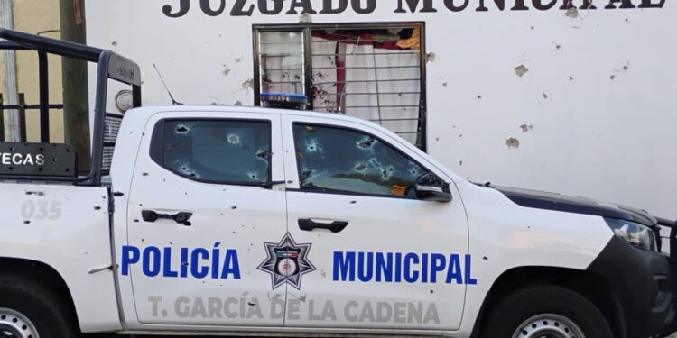 Balancean edificio de la presidencia de García de la Cadena; Hay una persona sin vida