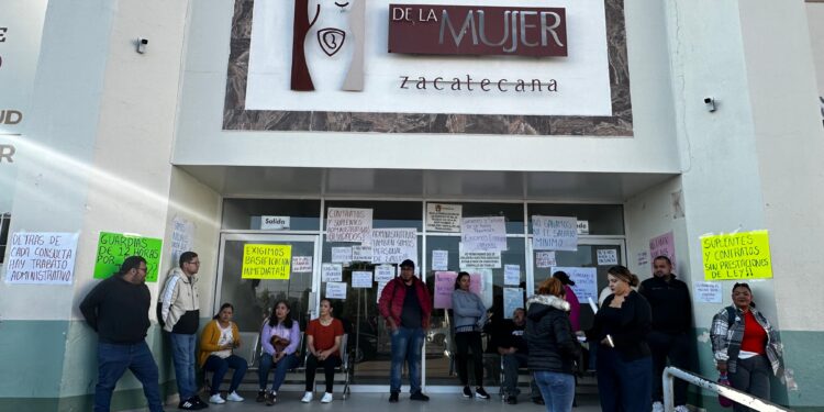 Trabajadores paralizan servicio médico en Hospital de la Mujer; solo permiten urgencias