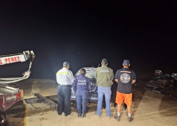 Encuentra el auto de dos personas con ficha de búsqueda, hundido en cuenca Excamé