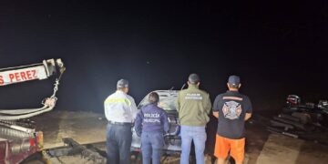 Encuentra el auto de dos personas con ficha de búsqueda, hundido en cuenca Excamé