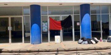 Estudiantes de Medicina bloquean acceso al campus Fresnillo; piden sustitución de docente