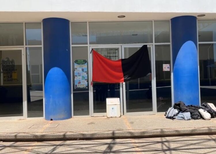 Estudiantes de Medicina bloquean acceso al campus UAZ Fresnillo; piden sustitución de docente