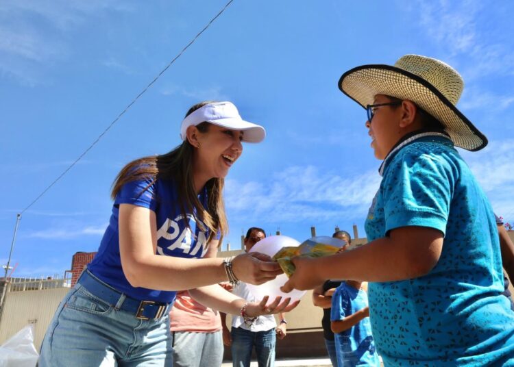 Regalos, juguetes y alegría, llevó Noemí Luna a niños y niñas en colonias y escuelas