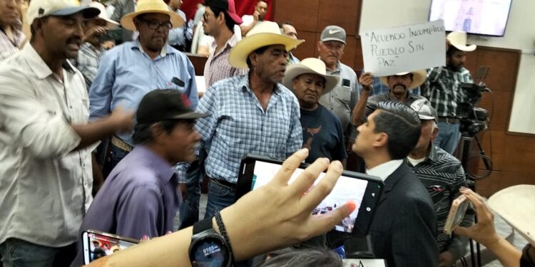 Estallan frijoleros contra diputados, sienten engañados; impotencia de 4 meses de lucha