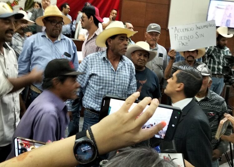 Estallan frijoleros contra diputados, sienten engañados; impotencia de 4 meses de lucha