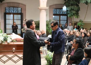 Entregan la toga de la magistrada Oyuki Ramírez Burciaga a sus padres