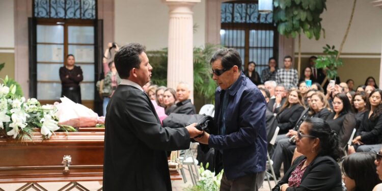 Entregan la toga de la magistrada Oyuki Ramírez Burciaga a sus padres
