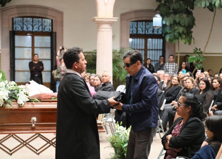 Entregan la toga de la magistrada Oyuki Ramírez Burciaga a sus padres
