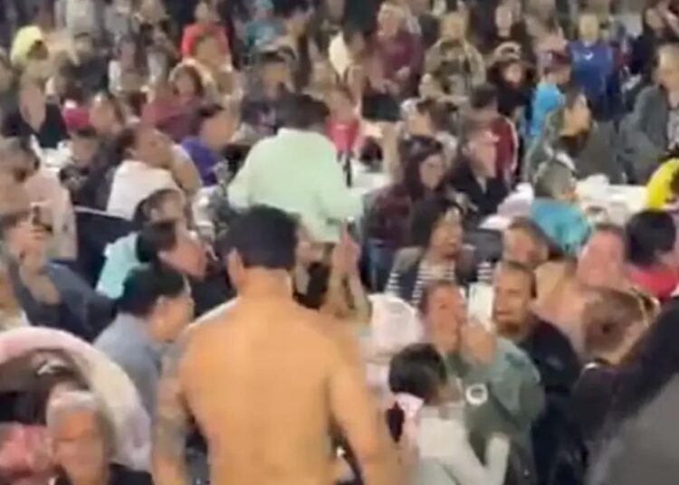 Presidencia municipal de Cuauhtémoc llevó stripers a festival del Día de las Madres