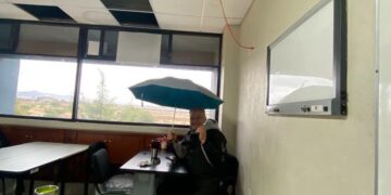 Maestros dan clases con sombrilla en aulas de la UTZAC
