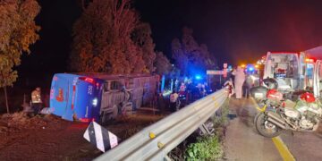 Volcadura deja dos pasajeros muertos y 30 heridos en Morelos