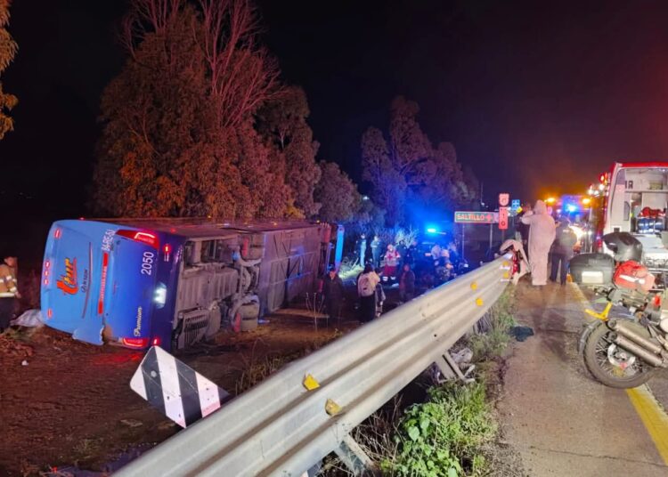 Volcadura deja dos pasajeros muertos y 30 heridos en Morelos