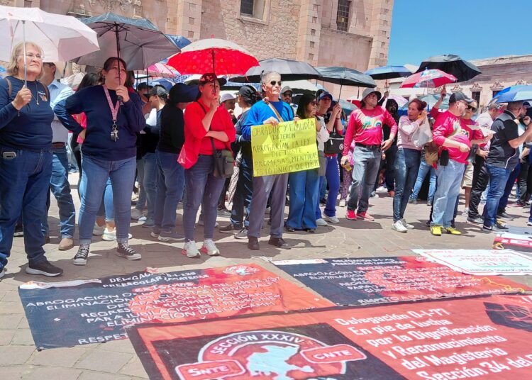 La 34 del SNTE hará plantón en Plaza de Armas y mantendrán protesta en el ISSSTE