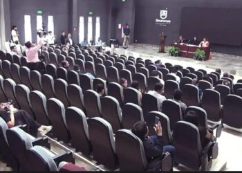 Diputados oficialistas abandonan sesión para evitar aprobación de reforma al artículo 53