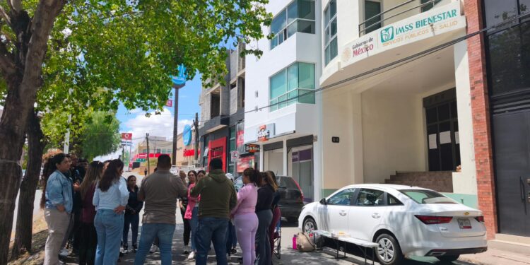 Trabajadores toman la delegación IMSS-Bienestar y demandan liberación de 450 plazas