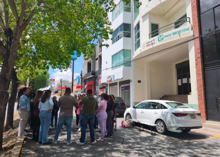 Trabajadores toman la delegación IMSS-Bienestar y demandan liberación de 450 plazas
