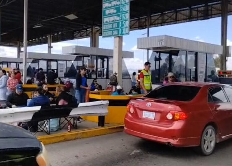 Maestros de la CNTE dan paso libre vehicular en casetas de peaje de Zacatecas
