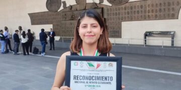 La estudiante de Ingeniería Eléctrica UAZ, Estefanía Guadalupe Contreras, recibe reconocimiento nacional