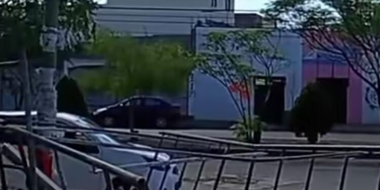Cae albañil de un andamio de cinco metros de altura; recibe atención médica