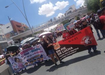Maestros de la 34 mantienen paro de labores; este fin de semana definen acciones