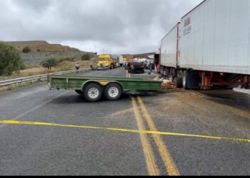 Choque entre camioneta ganadera y tractocamión deja a mujer sin vida y dos heridos