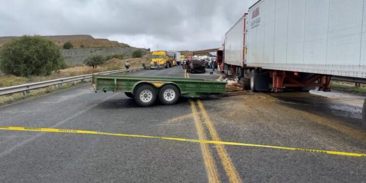 Choque entre camioneta ganadera y tractocamión deja a mujer sin vida y dos heridos