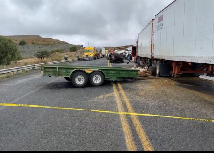 Choque entre camioneta ganadera y tractocamión deja a mujer sin vida y dos heridos