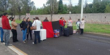 Padres de familia exigen la destitución del director del CEBAARE; bloquean acceso