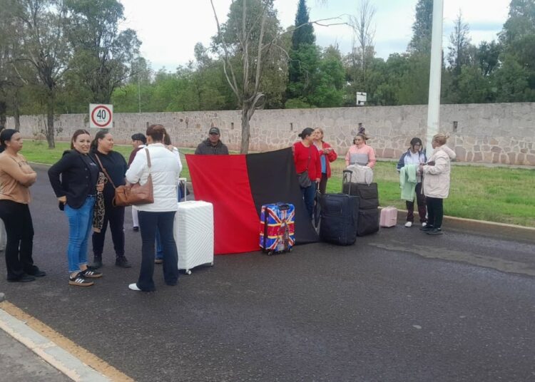 Padres de familia exigen la destitución del director del CEBAARE; bloquean acceso