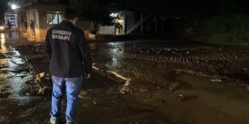La lluvia sube el nivel de agua en calles de Guadalupe; se generan encharcamientos