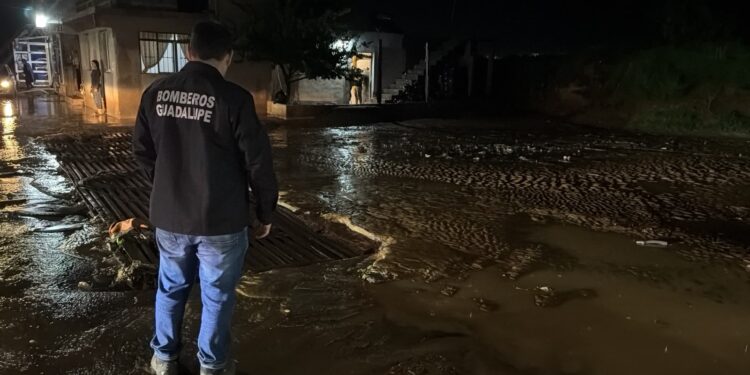 La lluvia sube el nivel de agua en calles de Guadalupe; se generan encharcamientos