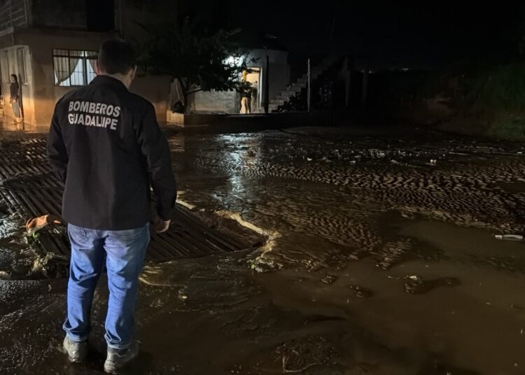La lluvia sube el nivel de agua en calles de Guadalupe; se generan encharcamientos