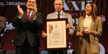 El escritor y ensayista, Víctor Manuel Mendiola, recibió el Premio Iberoamericano “Ramón López Velarde” 2026
