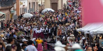 Con el desfile de agrupaciones nacionales e internacionales, inicia el Festival del Folclor Internacional 2026