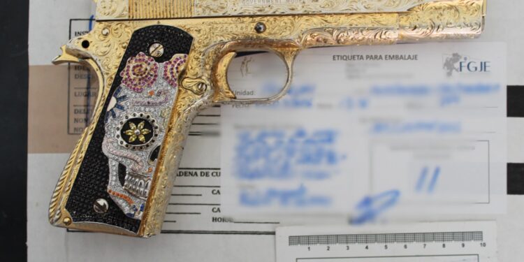 Detienen a cinco personas en Tabasco; aseguran arma con incrustaciones de diamantes