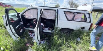 Vuelcan camioneta de la senadora Geovanna Bañuelos en el que viajaba su equipo de trabajo