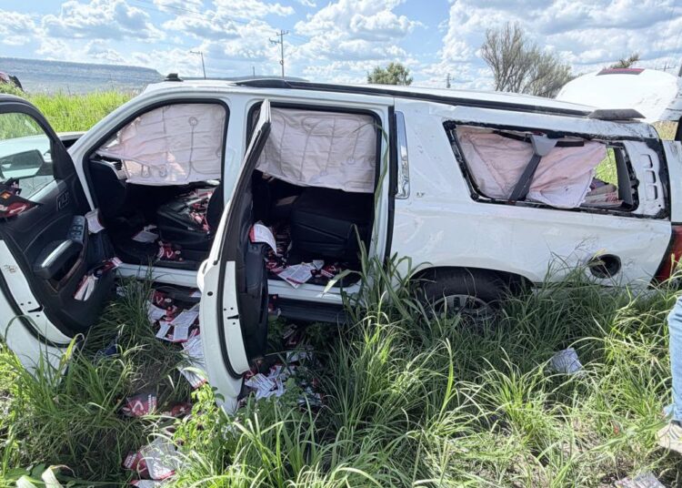 Vuelcan camioneta de la senadora Geovanna Bañuelos en el que viajaba su equipo de trabajo