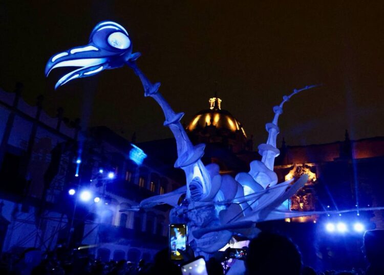 Compañía teatral neerlandesa cautiva con “Avenir” en el Festival Internacional del Teatro de Calle