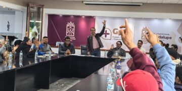 Pepe Saldívar promete a llevar agua potable y drenaje a la colonia San Cosme