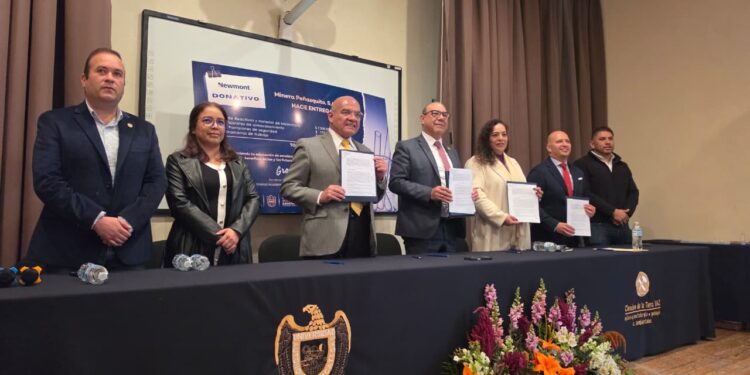 Dona Peñasquito más de 2 MDP en material de laboratorio a Ciencias de la Tierra UAZ