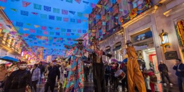 Con alegre desfile inicia el Festival del Día de Mueertos en el centro histórico de Zacatecas