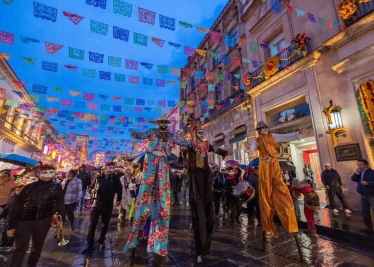 Con alegre desfile inicia el Festival del Día de Mueertos en el centro histórico de Zacatecas