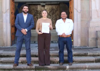 La Síndica del ayuntamiento de Guadalupe, Anaí Infante, entregó el Presupuesto 2027 al congreso
