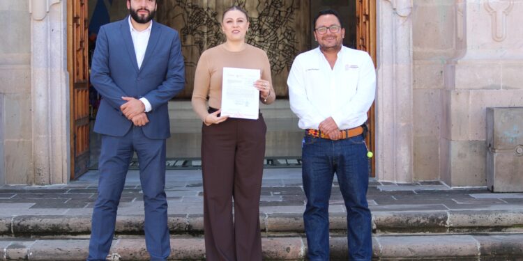 La Síndica del ayuntamiento de Guadalupe, Anaí Infante, entregó el Presupuesto 2027 al congreso